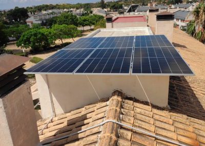 Placas solares instaladas en un casa con techo a dos aguas