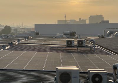Instalación de placas solares sobre techo industrial