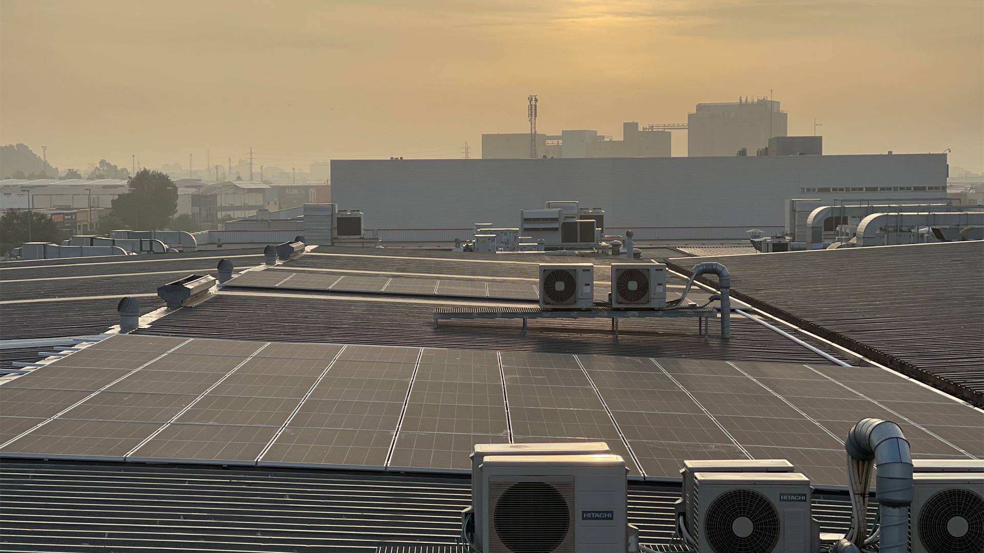 Instalación de placas solares sobre techo industrial