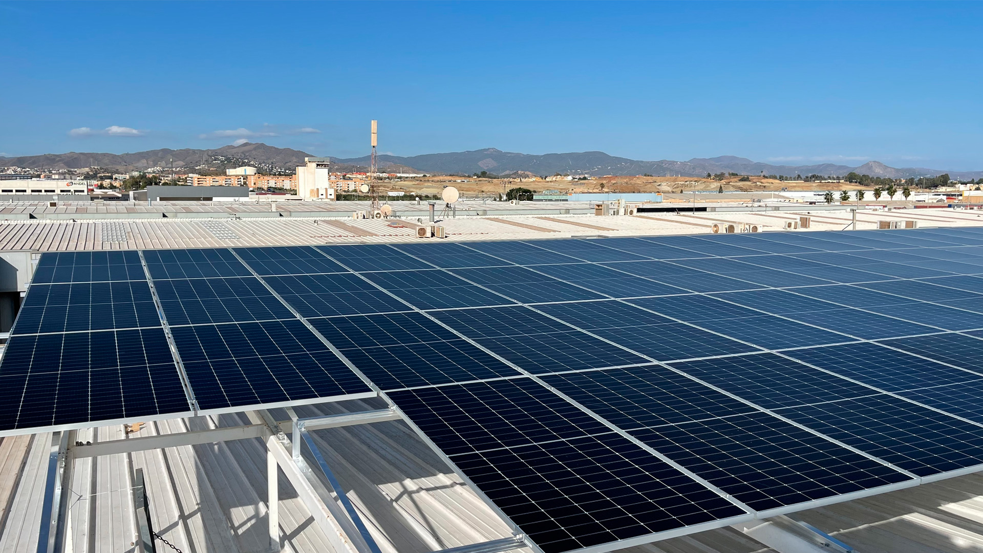 Placas solares instaladas sobre un tejado industrial