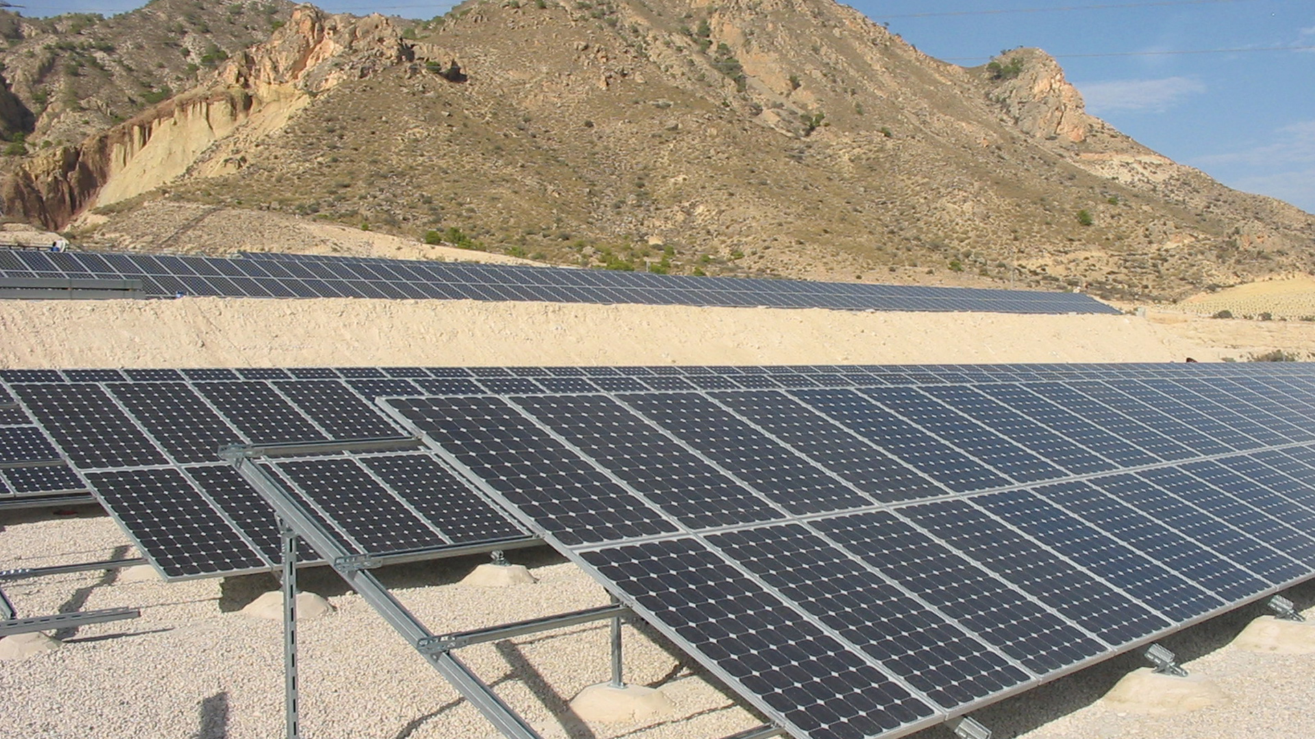 Instalación fotovoltaica para autoconsumo industrial montada sobre suelo