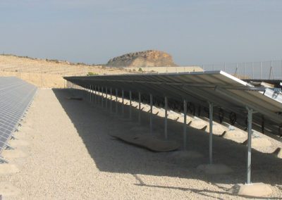 Instalación de placas solares sobre suelo rústico