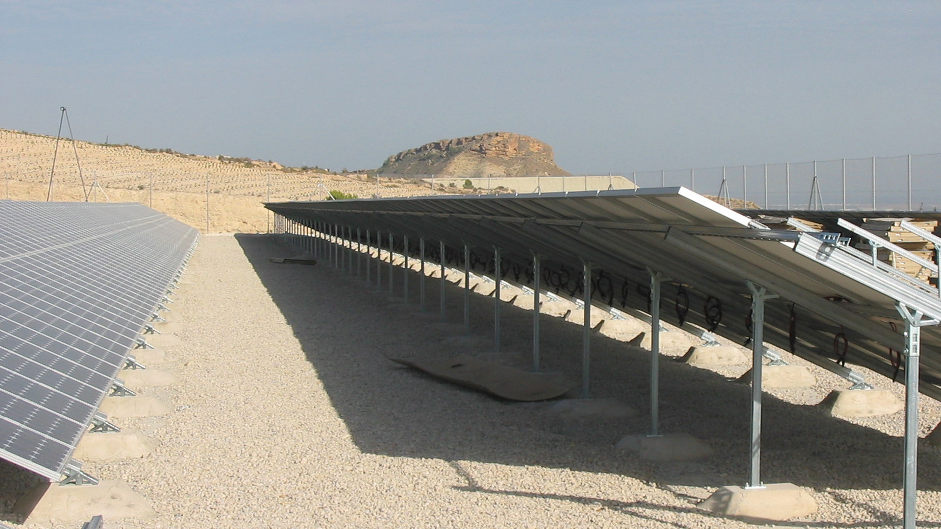 Instalación de placas solares sobre suelo rústico