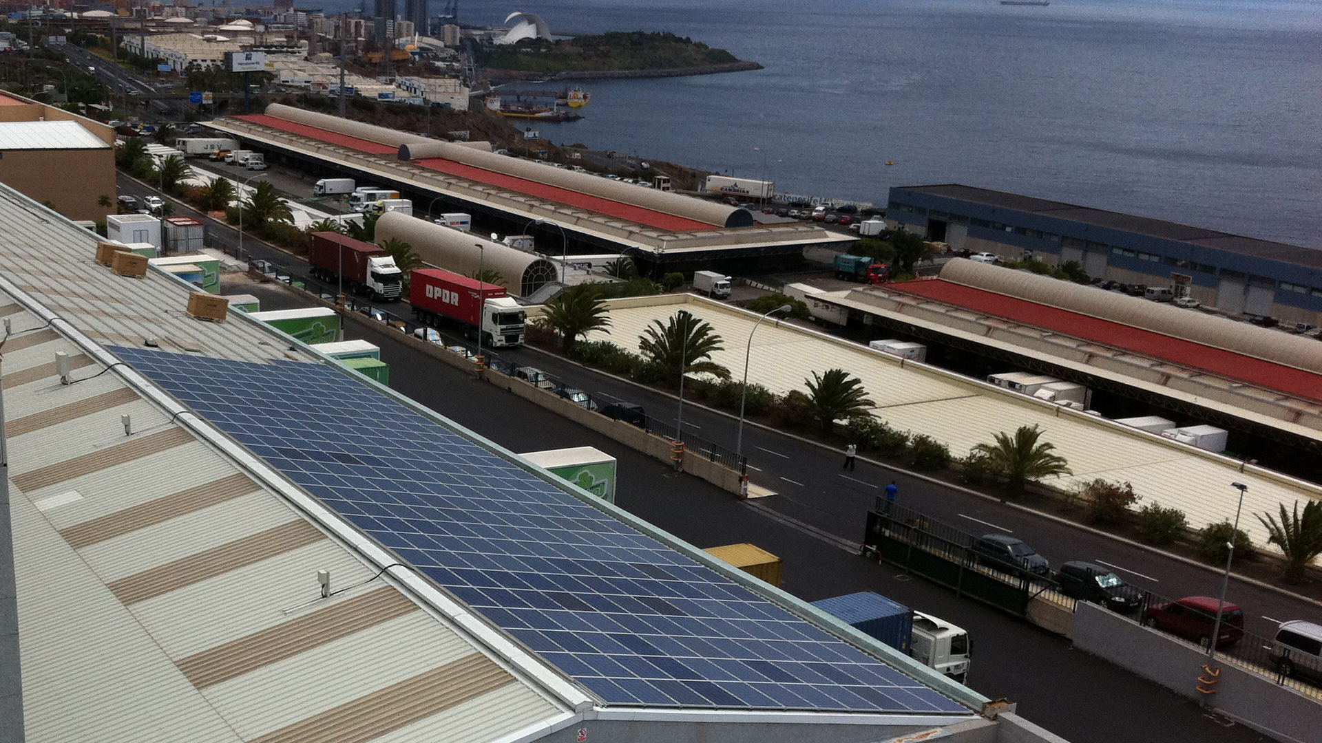 Instalación fotovoltaica para autoconsumo industrial montada sobre cubierta a dos aguas
