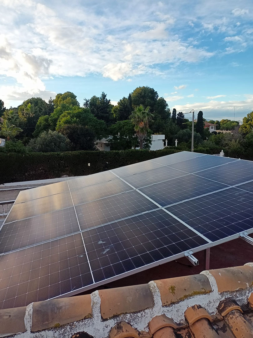 Placas solares instaladas en un casa con techo a dos aguas (Vertical)
