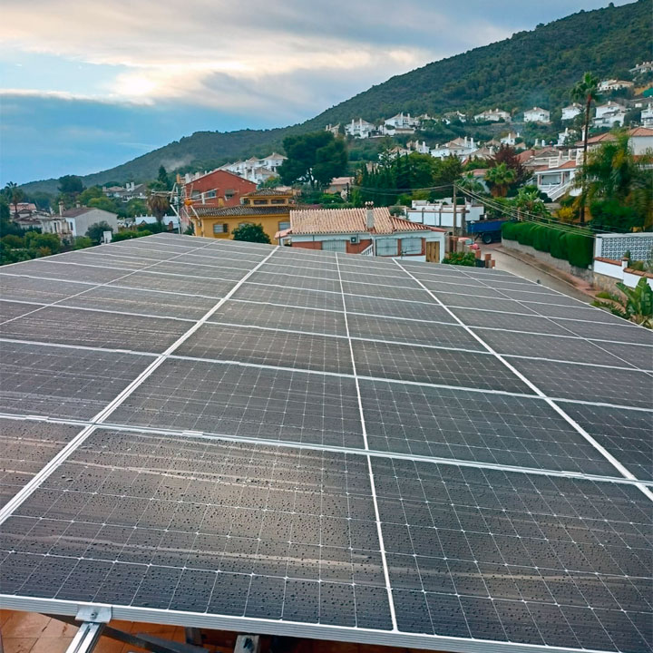 Placas solares instaladas sobre estructura de aluminio en el tejado de una vivienda unifamiliar (Vertical)