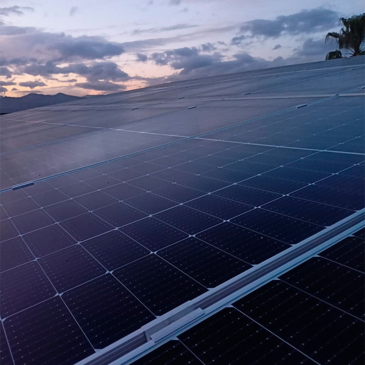 Placas solares instaladas en el tejado de una vivienda unifamiliar (Vertical)
