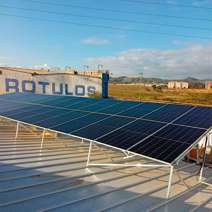 Placas solares instaladas sobre techo industrial con estructura de aluminio