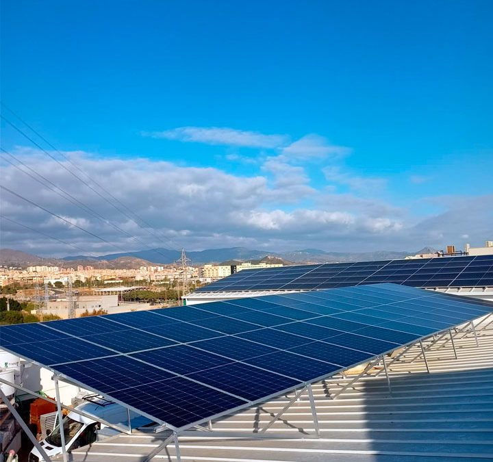Placas solares instaladas sobre techo industrial con estructura de aluminio (Vertical)