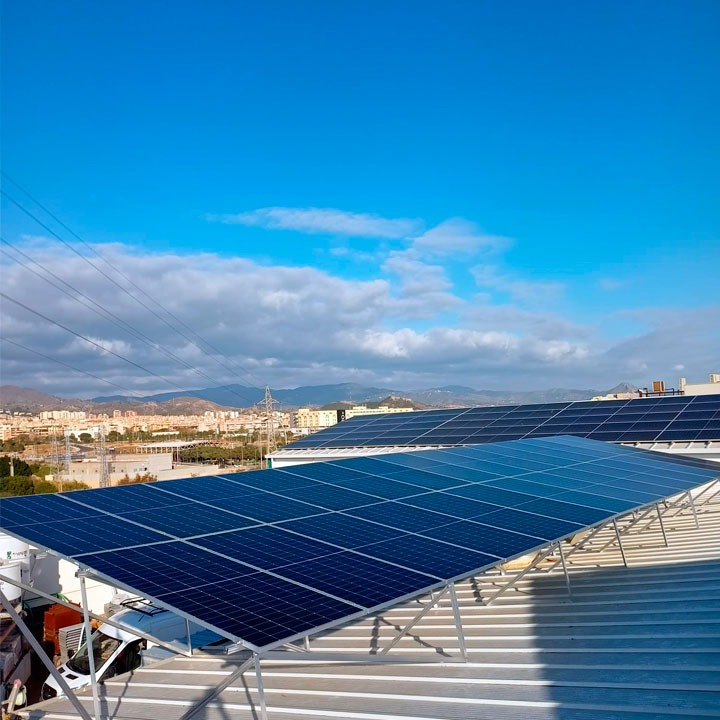 Placas solares instaladas sobre techo industrial con estructura de aluminio (Vertical)