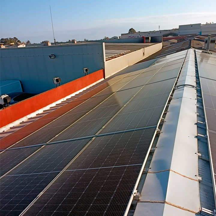 Placas solares instaladas directamente sobre techo industrial (Vertical)