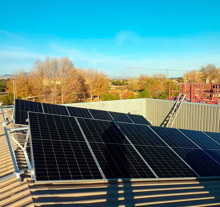 Placas solares instaladas sobre estructura de aluminio en el tejado de una nave industrial (Vertical)