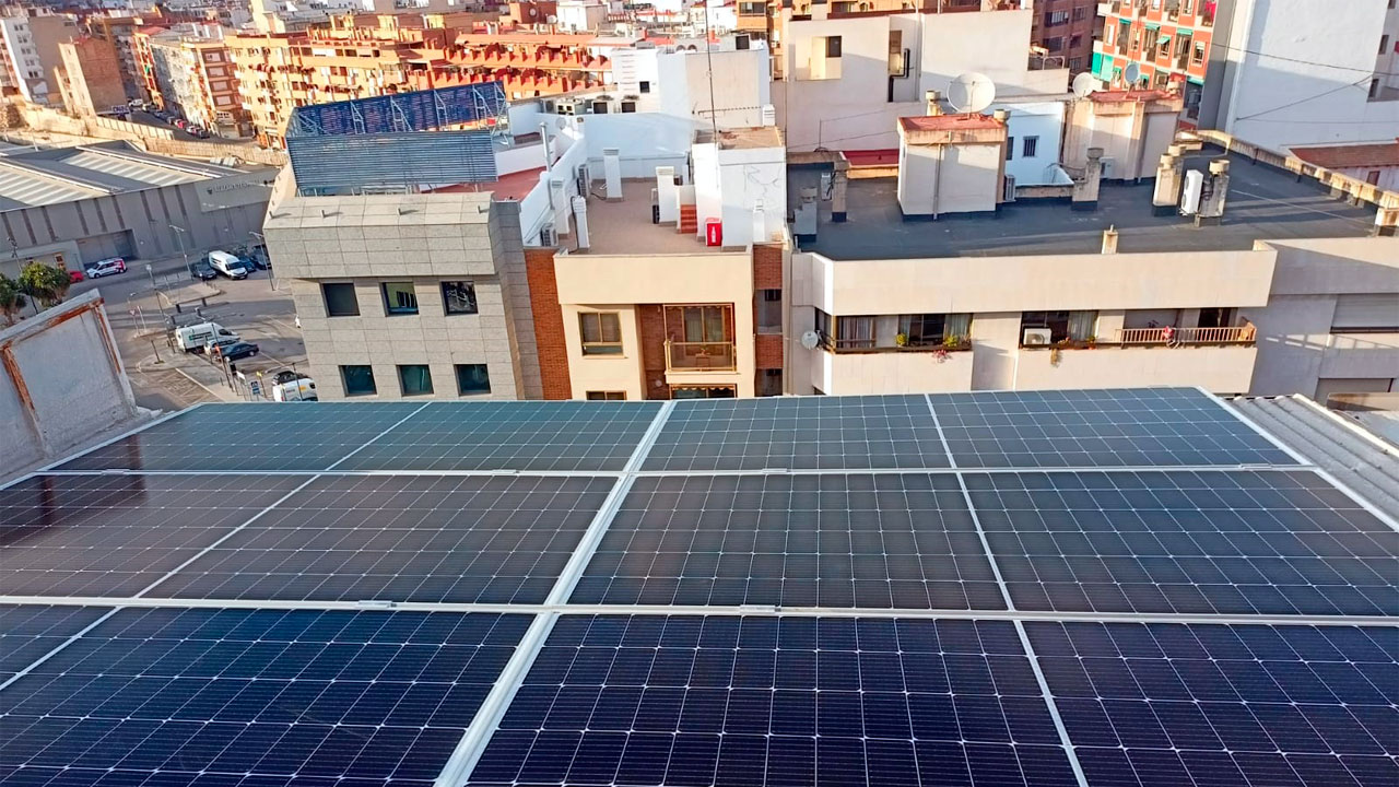 Placas solares instaladas sobre el tejado de un edificio residencial