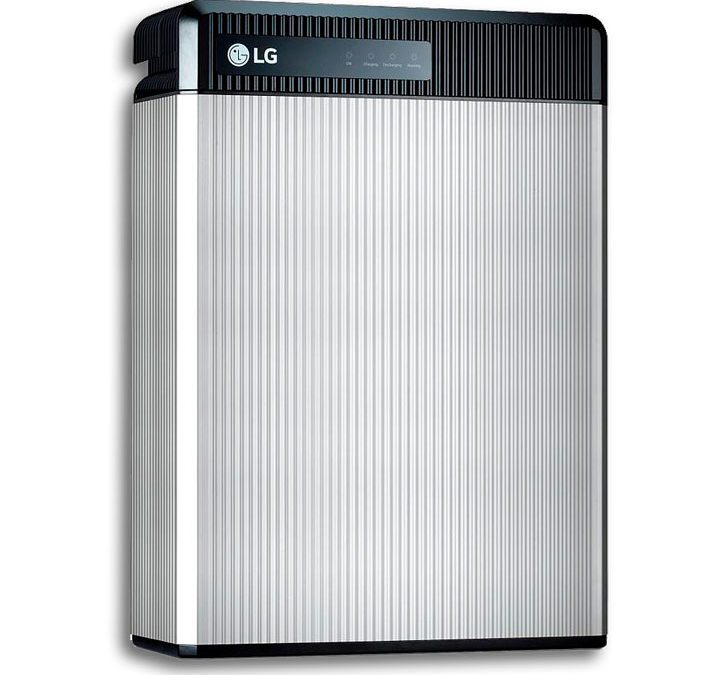 Batería solar de la marca LG sobre fondo blanco