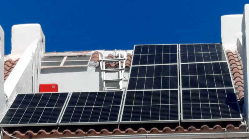Instalación de placas solares en un techo a dos aguas de una residencia unifamiliar que un kit de placas solares no podría cubrir