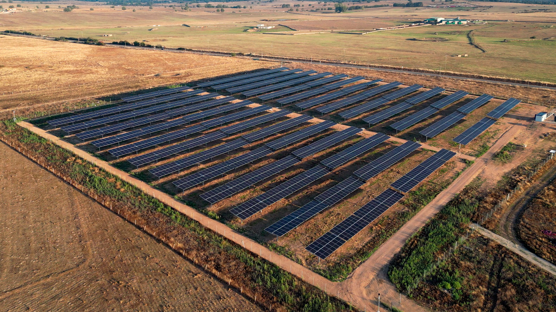 Instalación fotovoltaica de placas solares sobre suelo rural para generación de energía eléctrica.