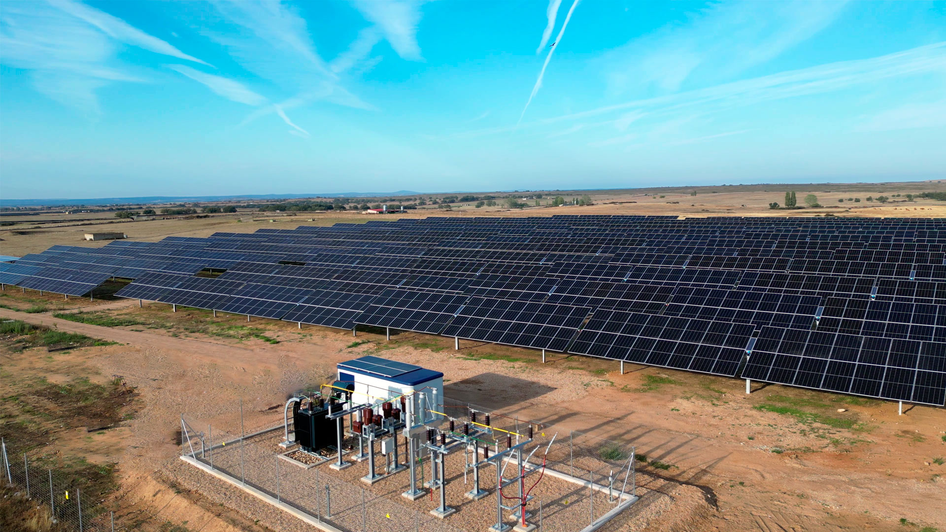 Instalación fotovoltaica de placas solares sobre suelo rural para generación de energía eléctrica.
