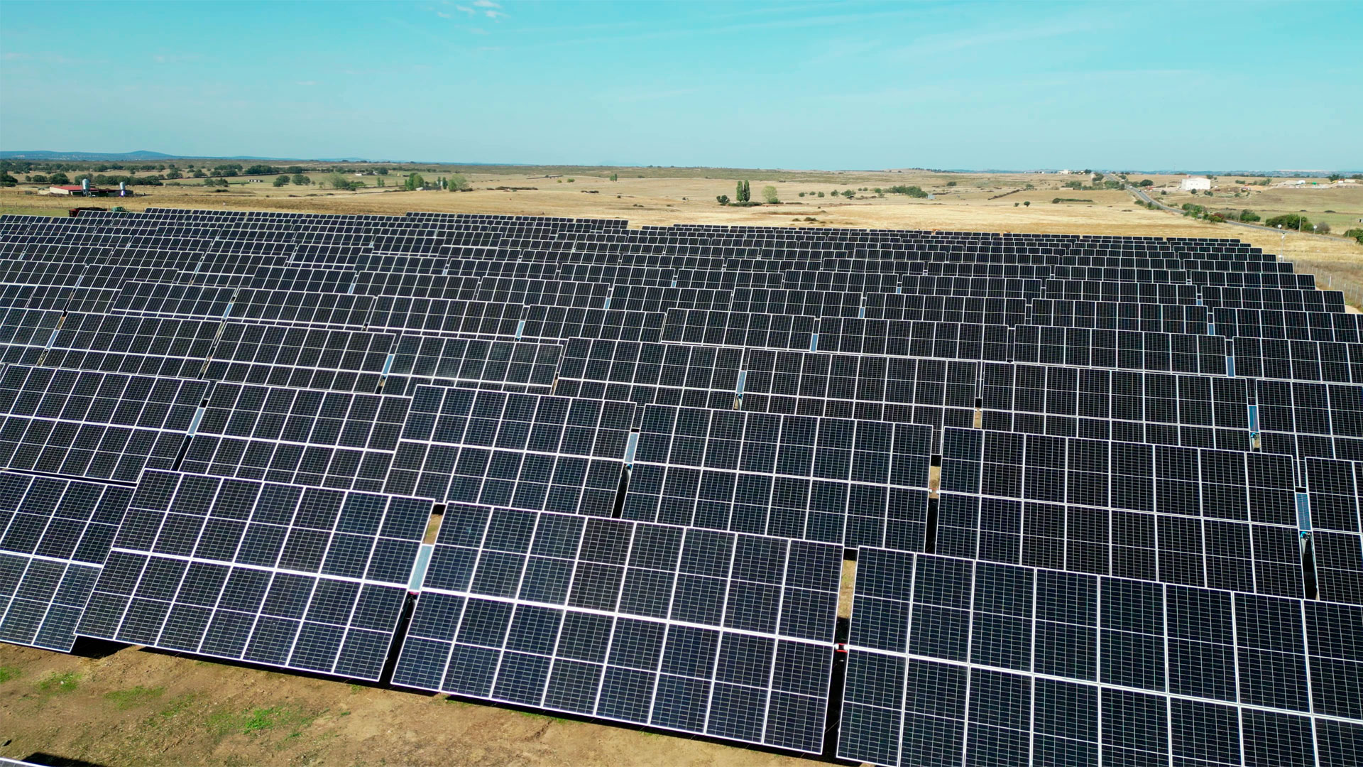 Instalación fotovoltaica de placas solares sobre suelo rural para generación de energía eléctrica.