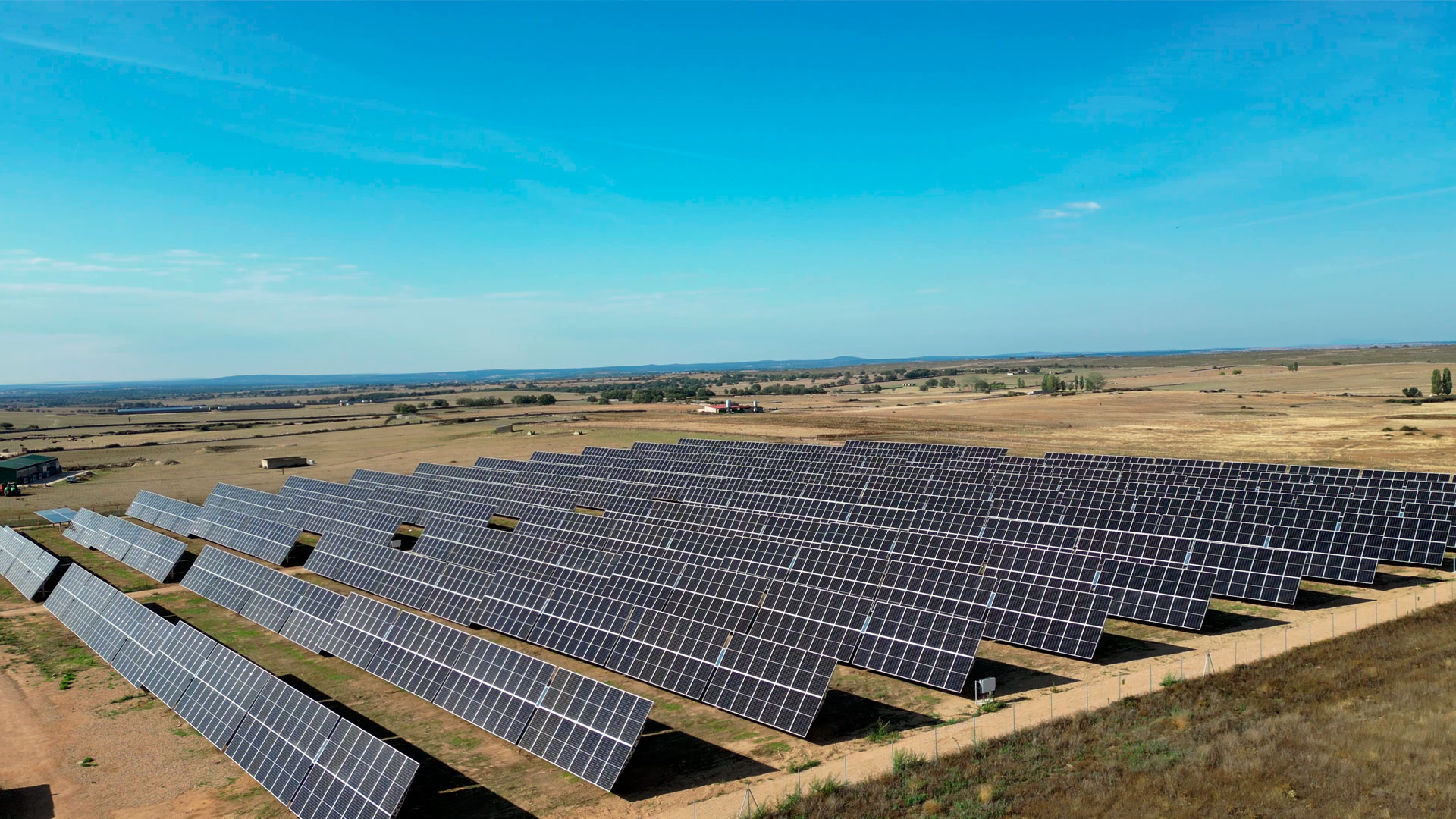 Instalación fotovoltaica de placas solares sobre suelo rural para generación de energía eléctrica.