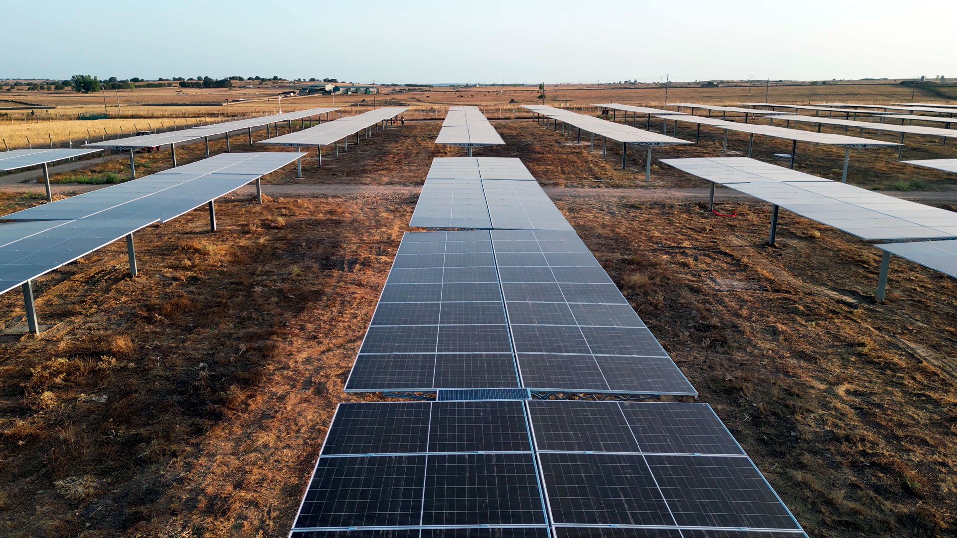 Instalación fotovoltaica de placas solares sobre suelo rural para generación de energía eléctrica.