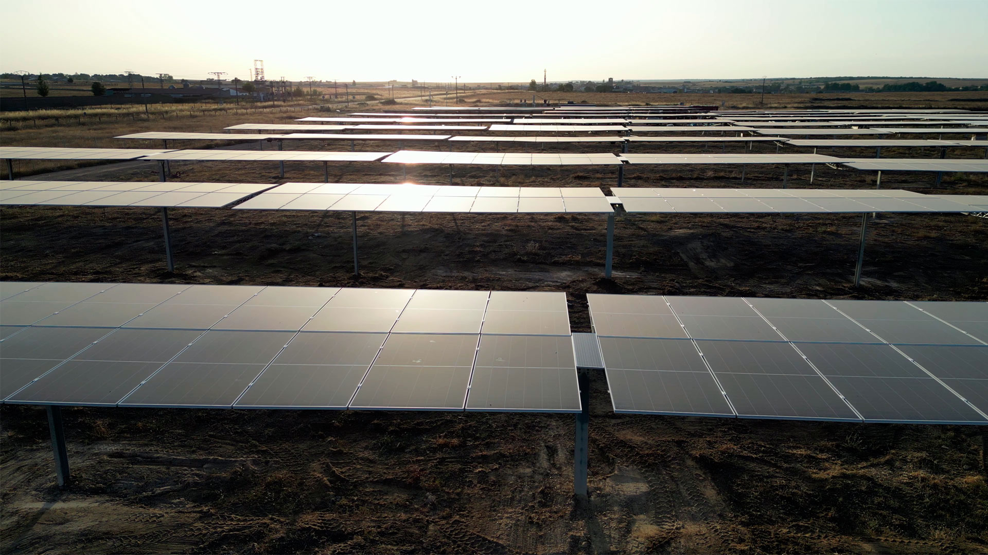 Instalación fotovoltaica de placas solares sobre suelo rural para generación de energía eléctrica.